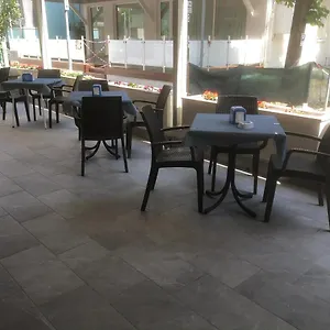 Laura Hotel